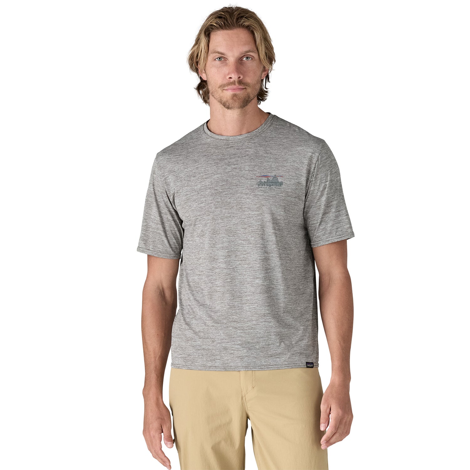 M'S CAP COOL DAILY GRAPHIC SHIRT '73 SKYLINE: FEATHER GREY