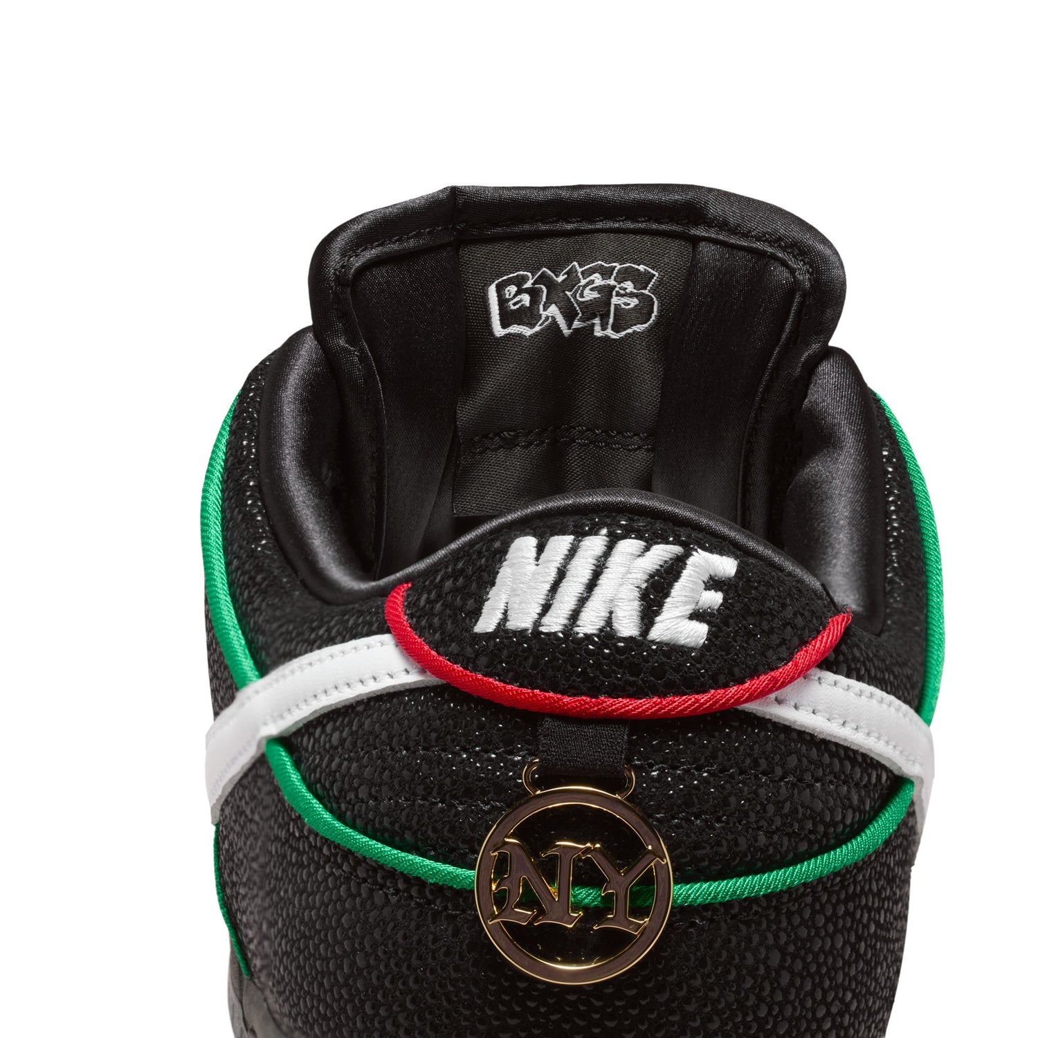 SB DUNK LOW 