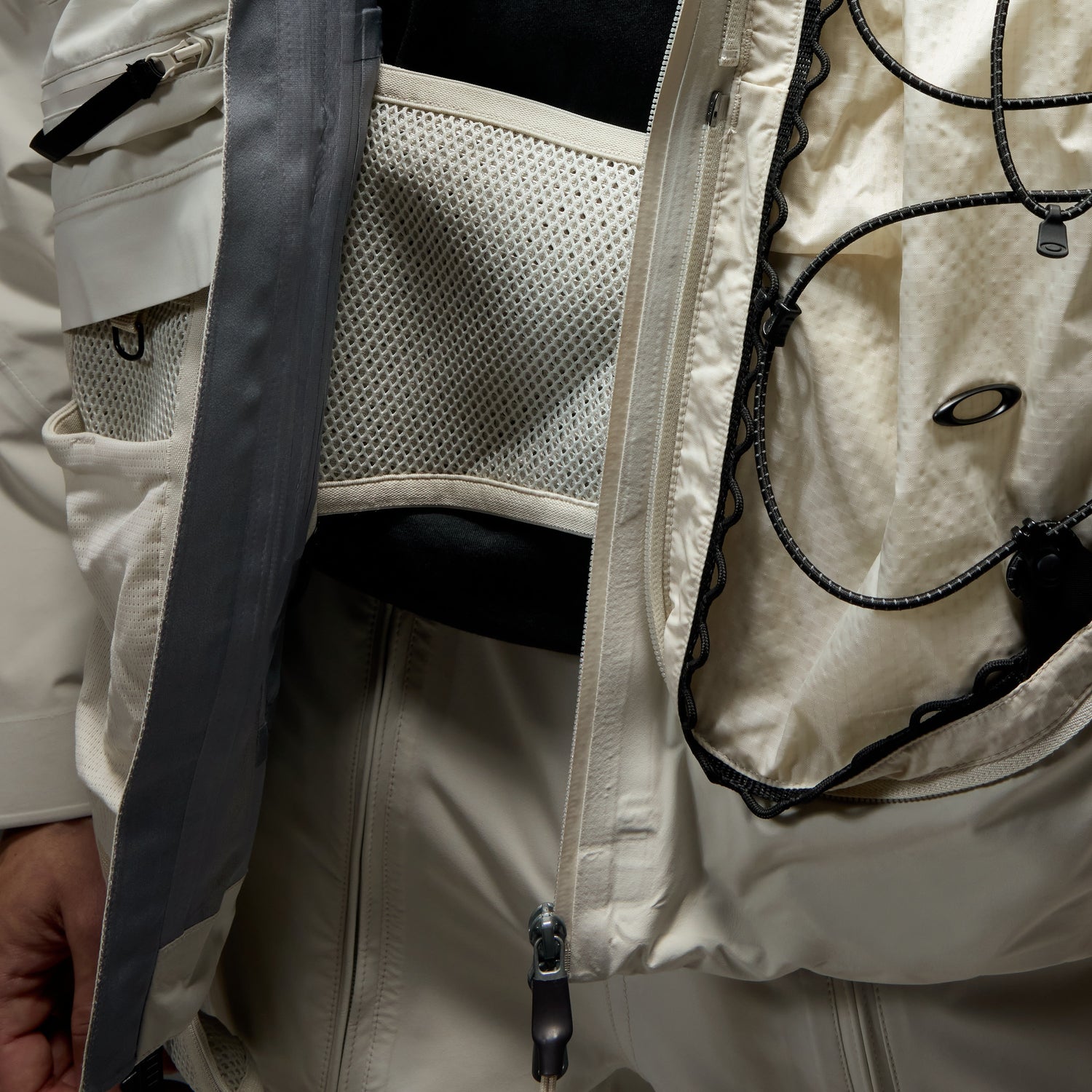 LATITUDE VEIL SLINGPACK JACKET MIST