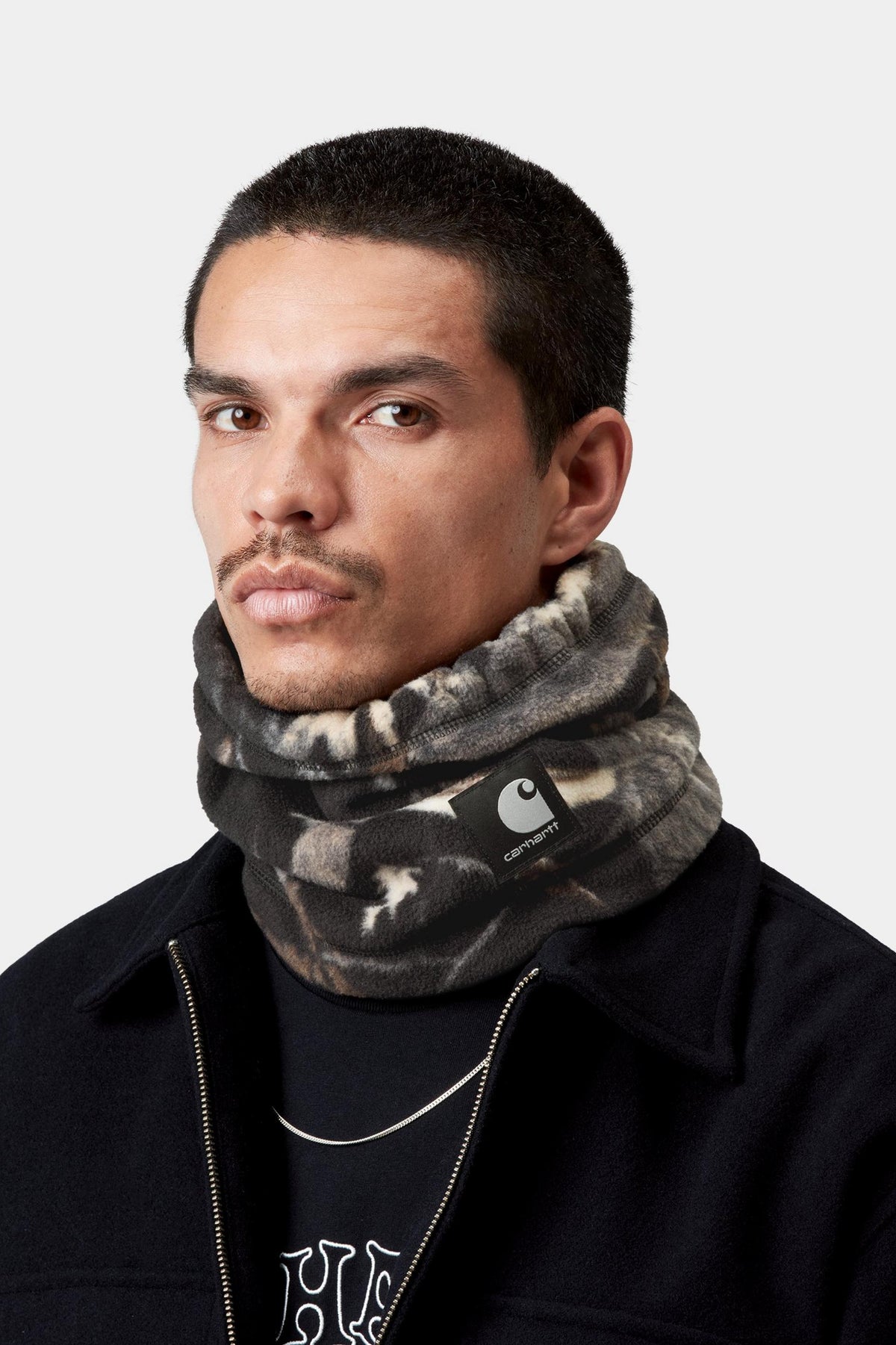 BLEVIN NECKWARMER CAMO FEATHER TREE BLACK