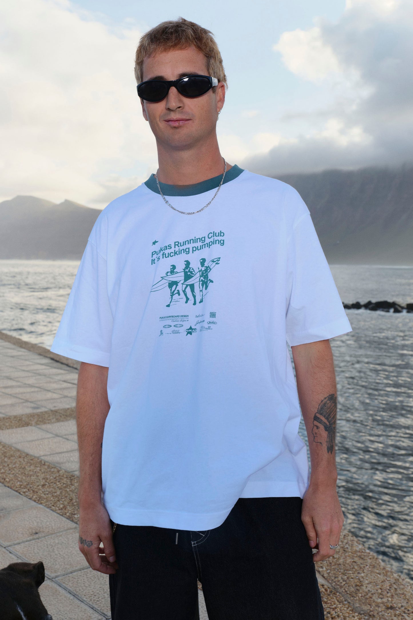 PUKAS RUNNING CLUB CONTRAST COLLAR TEE EVERGREEN