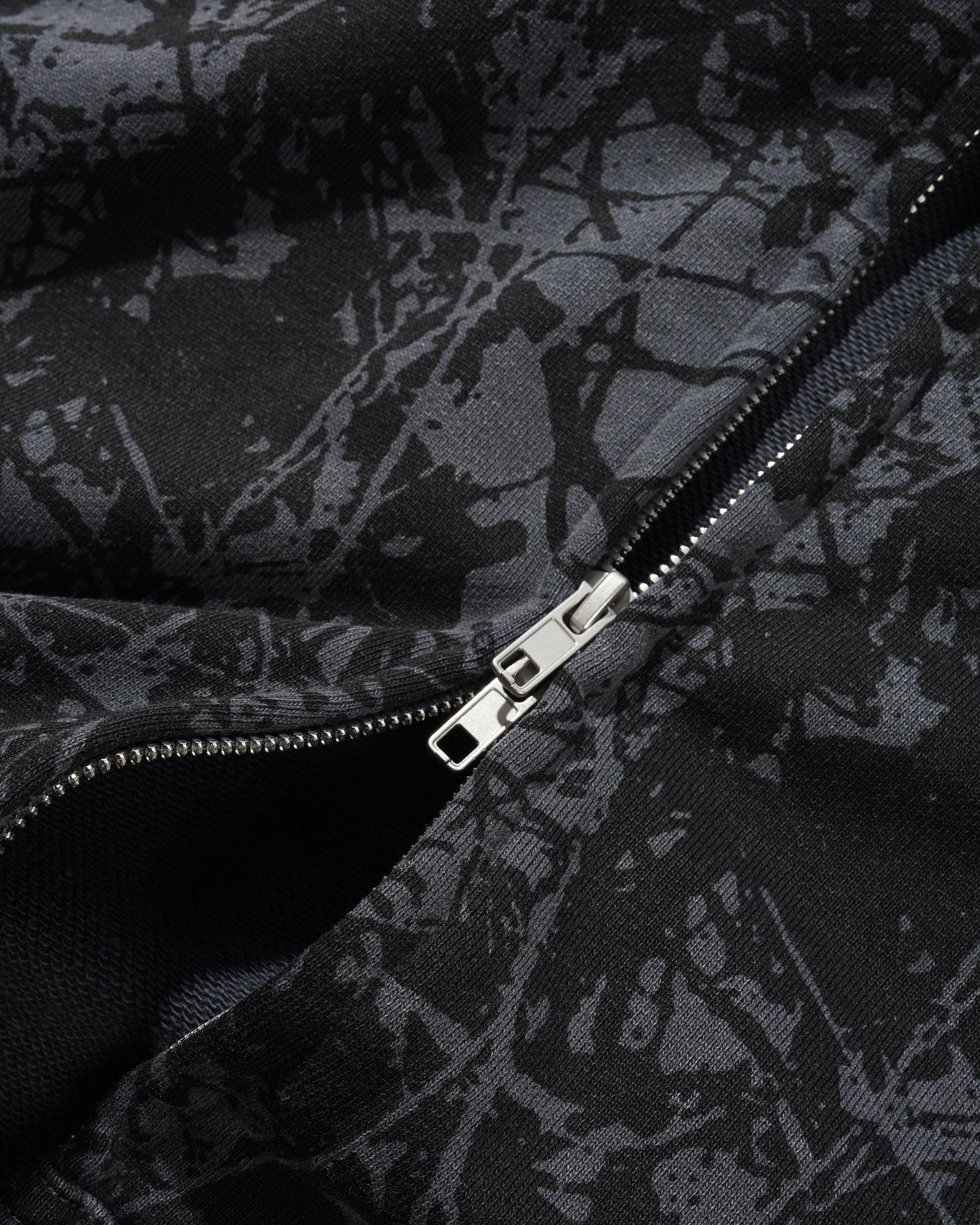 WOODS CAMO ZIP-THRU HOOD WASHED BLACK